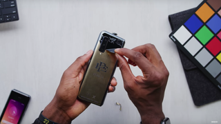 El teléfono del hermano de Pablo Escobar es un Galaxy Fold con una pegatina dorada